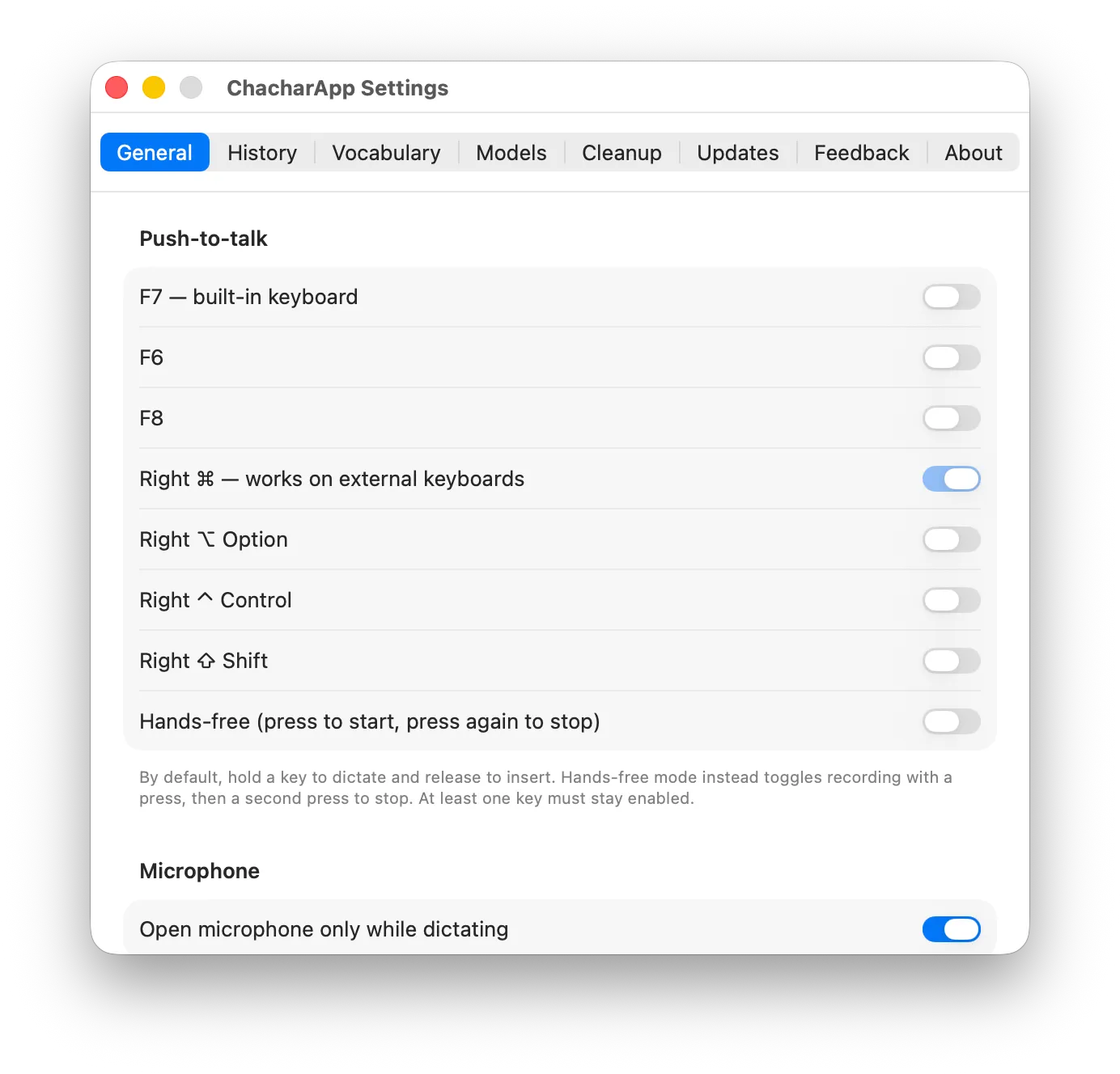 Pestaña General de ChacharApp: atajos push-to-talk con ⌘ derecho activado, modo manos libres y política de micrófono.