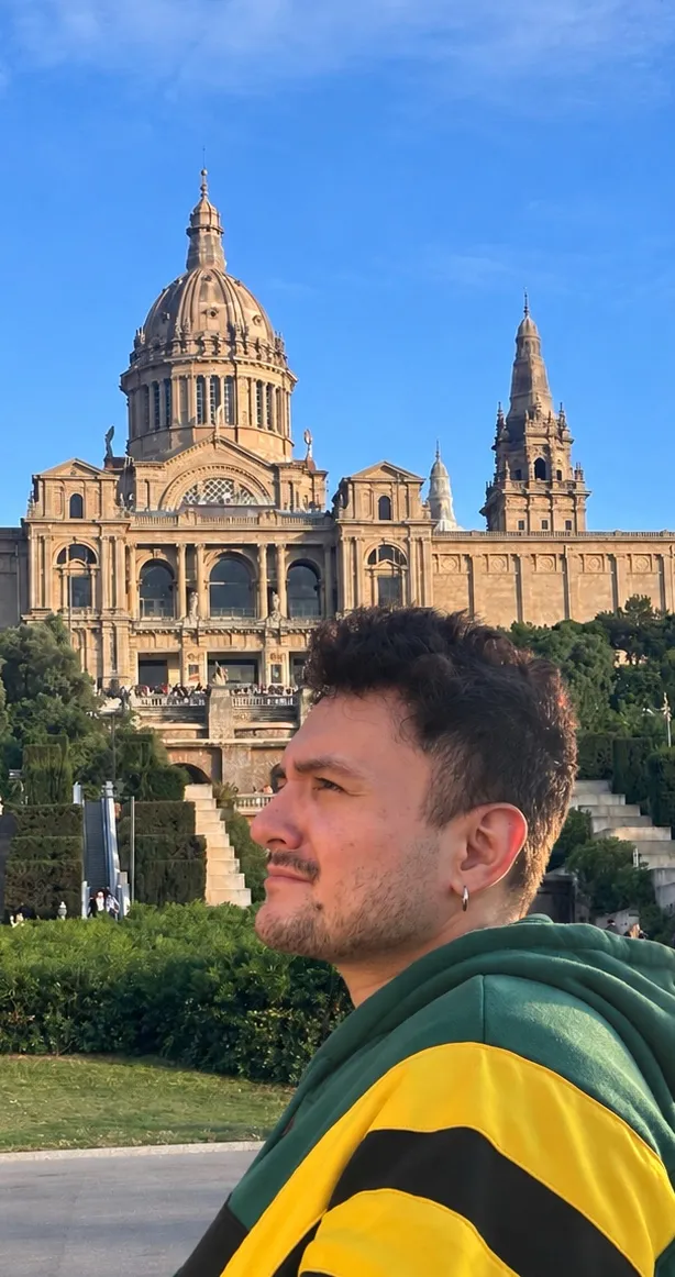 Juan Pablo Castro frente al Palau Nacional de Montjuïc, en Barcelona