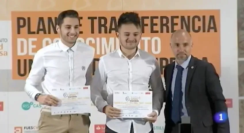 Iskren y yo en TVE recogiendo el premio TCUE (Transferencia de Conocimiento Universidad–Empresa) por el proyecto.